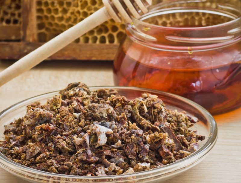 نقش و اهمیت بَره موم در کندو