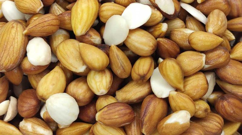 بادام در پیشگیری از سرطان مفید است.