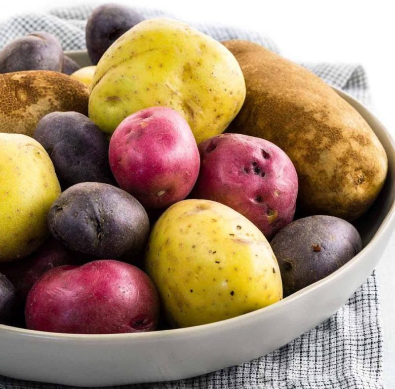 روی سیب زمینی پخته سرکه یا آبلیمو نریزید.