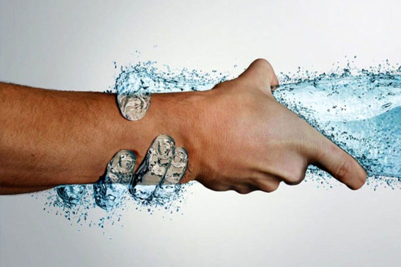 آب بعنوان یک حلال بسیار قوی در بدن است.