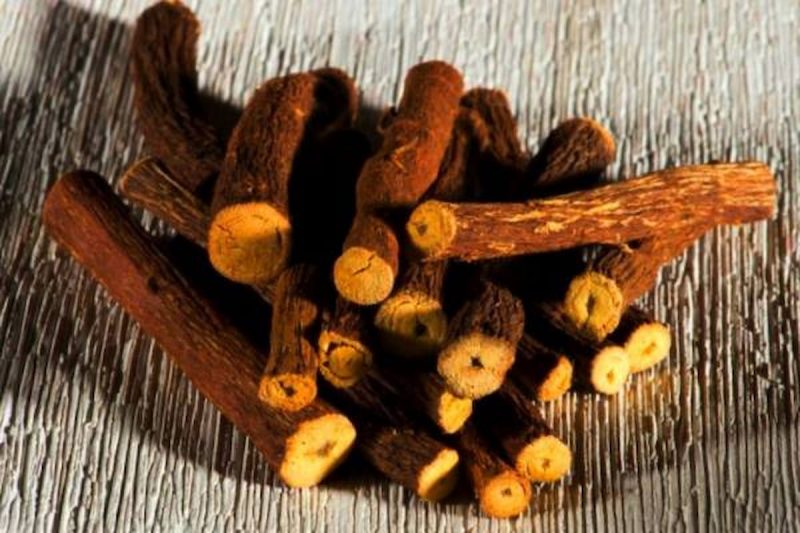 شیرین بیان به درمان ریزش مو کمک می کند