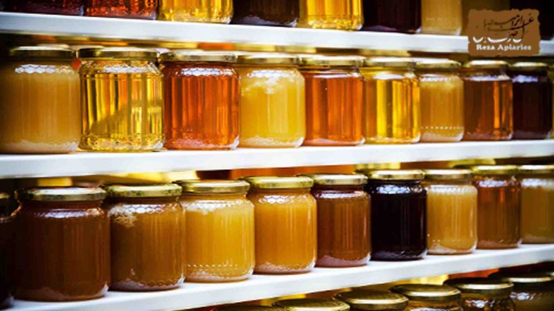 رنگ عسل دامنۀ گسترده ای از رنگ روشن تا زرد تیره یا سیاه است. رنگ نسبت به منطقۀ اصلی گیاه، تاریخ تولید و شرایط نگهداری فرق می کند،