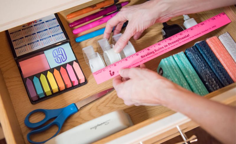 فرد مبتلا به سندرم کنترل اوضاع، فردی است که احساس می کند باید همه موقعیتها را به سمت هدف خاصی هدایت کند و طوری در جزئیات هر کاری دخالت کند که در نهایت نتیجه کار بر اساس نیازهای خودش شکل بگیرد.